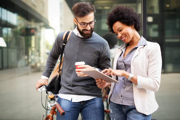 Gelukkige Zakenmensen Praten Buiten Met Koffie Pauze Ontspannen Tijd Concept — Stockfoto