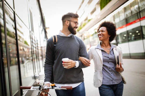 Gelukkige Zakenmensen Praten Buiten Met Koffie Pauze Ontspannen Tijd Concept — Stockfoto