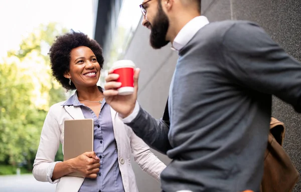 Empresários Felizes Estudantes Divertindo Sorrindo Conversando Cidade — Fotografia de Stock