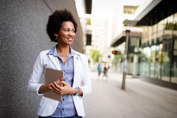 Femme Affaires Heureuse Urbaine Avec Tablette Ordinateur Plein Air — Photo