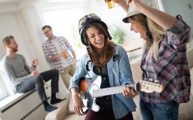 Eğleniyor ve içinde ev ve oyun müzik parti arkadaş grubu