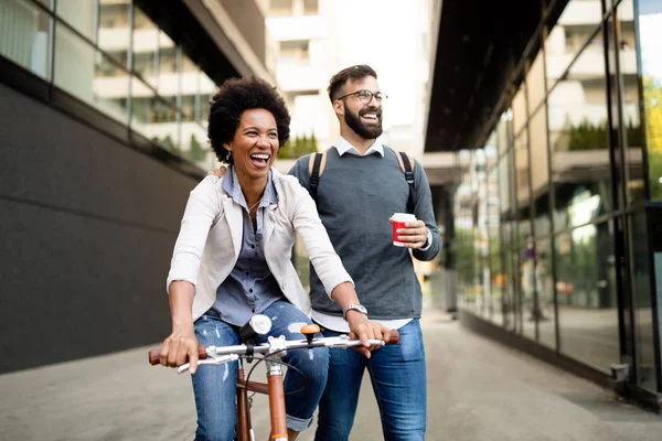 Gelukkig Zakenstel Rijden Fiets Door Stad Plezier Hebben Samen — Stockfoto