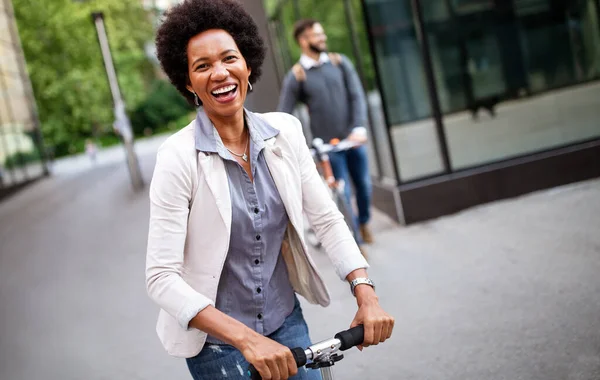 Heureuse Belle Femme Chevauchant Scooter Électrique Pour Travailler Transport Électrique — Photo