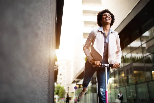 Joyeux Belle Femme Chevauchant Scooter Électrique Dans Rue — Photo