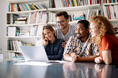 İş arkadaşları buluşmada beyin fırtınası ve fikir alışverişinde bulunuyor.