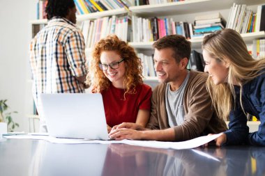 İş adamları tasarımcıları takım çalışması planlama ofisi toplantısı konsepti