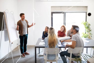 İş adamları tasarımcıları takım çalışması planlama ofisi toplantısı konsepti