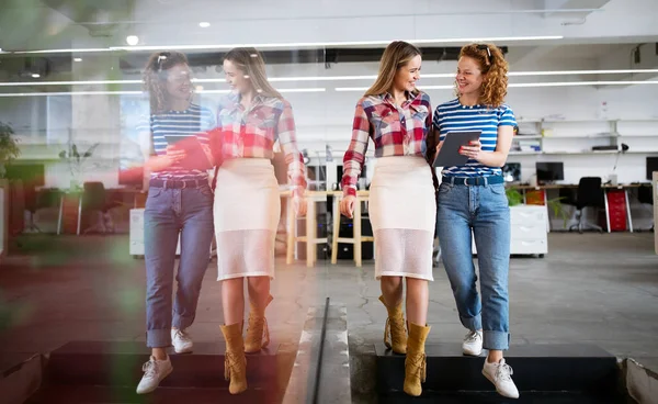 Mujeres Negocios Sonrientes Hablando Trabajando Juntas Oficina — Foto de Stock