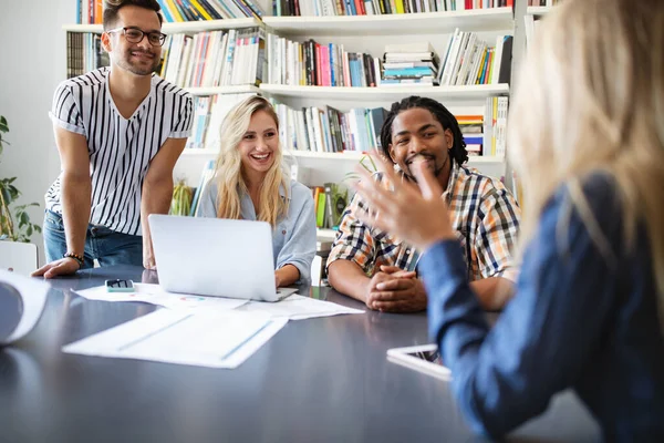 Feliz Equipo Creativo Oficina Negocios Startup Diseño Lluvia Ideas Trabajo — Foto de Stock