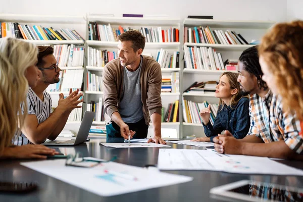 Gruppe Von Verschiedenen Designern Geschäftsleuten Brainstorming Auf Treffen Büro Geschäftliches — Stockfoto