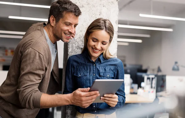 Business People Having Fun Brainstorming Chatting Workplace Office — Stock Photo, Image