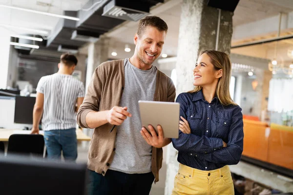 Gente Negocios Diseñadores Divirtiéndose Charlando Oficina Del Lugar Trabajo — Foto de Stock