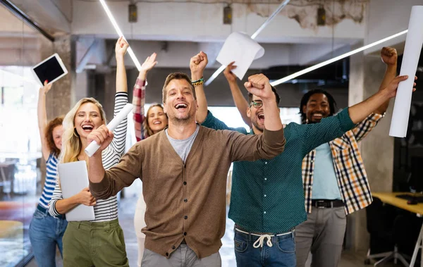 Pessoas Negócios Felizes Celebrando Sucesso Empresa Escritório — Fotografia de Stock