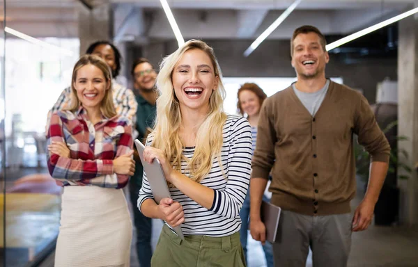 Empresa Exitosa Con Compañeros Trabajo Felices Oficina Moderna — Foto de Stock