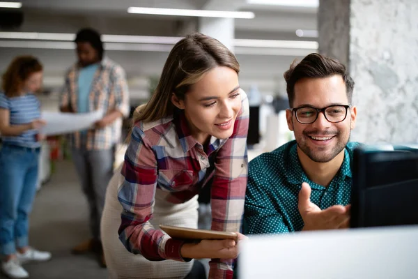 Geschäftsleute Designer Haben Spaß Und Plaudern Arbeitsplatz — Stockfoto