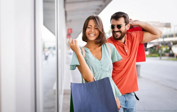 Portret Van Een Gelukkig Stel Met Boodschappentassen Verkoop Consumentisme Mensen — Stockfoto