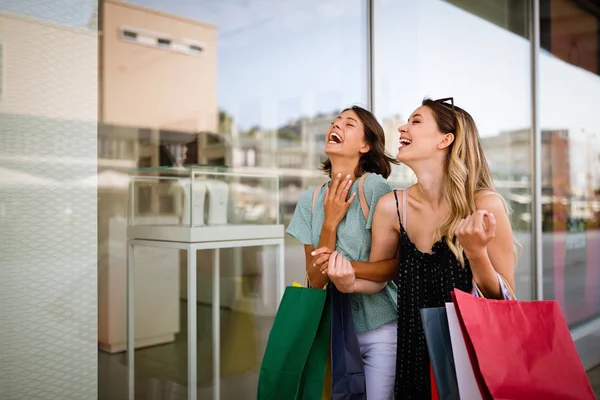 Venta Turismo Concepto Gente Feliz Hermosas Mujeres Alegres Amigos Con — Foto de Stock