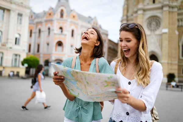 Happy Women Friends Enjoying Travel Vacation City — Stock Photo, Image