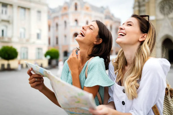 Mujeres Felices Amigas Disfrutando Viajes Vacaciones Ciudad — Foto de Stock