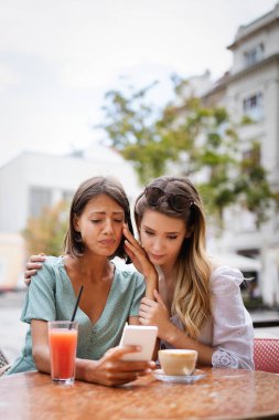 En iyi arkadaşından destek alan çaresiz bir kadın.