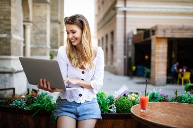 Kadın Laptop Çalışan Planlama Serbest Düşünen Öğrenci Konsepti