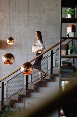 Kafede defter kullanan güzel esmer iş kadını.