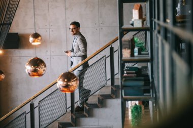 Yakışıklı bir yönetici, CEO, iş arkadaşı, iş yerindeki girişimci.