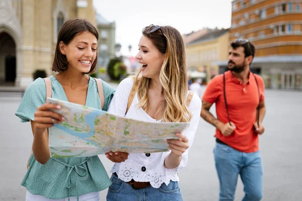Grupo Turistas Viajeros Felices Turismo Con Mapa Divertirse —  Fotos de Stock