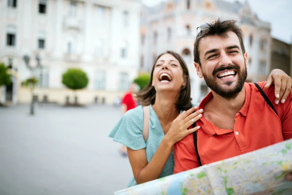 Vacaciones Verano Citas Concepto Turismo Sonriendo Feliz Pareja Con Mapa — Foto de Stock