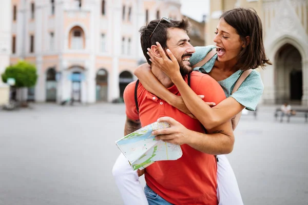 Coppia Felice Che Cammina Sorride Diverte All Aperto Visitando Tenendo — Foto Stock