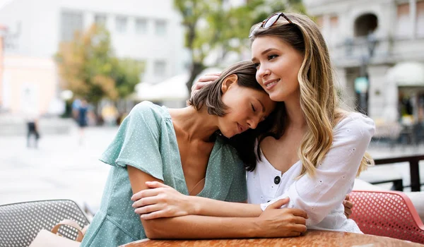 Femme Désespérée Obtenir Soutien Son Meilleur Ami Plein Air — Photo