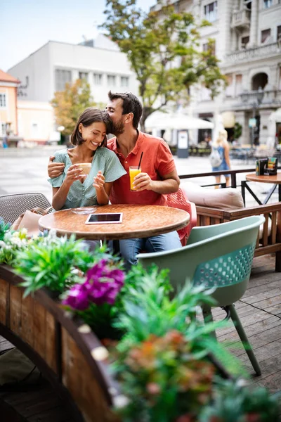 Gelukkig Omarmen Paar Met Behulp Van Tablet Glimlachen Praten Cafe — Stockfoto