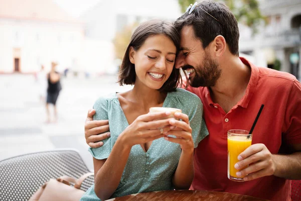 Pasangan Muda Ceria Pada Tanggal Romantis Sebuah Kafe Kota — Stok Foto