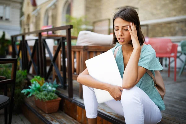 Sfrustrowana Smutna Kobieta Uczucie Zmęczenia Martwienie Się Problem Siedzi Laptopem — Zdjęcie stockowe