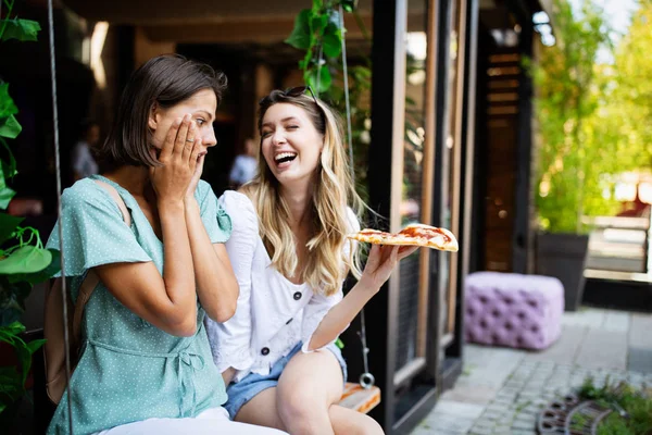 Junge Frau Lehnt Ungesundes Fast Food Wegen Glutenunverträglichkeit — Stockfoto