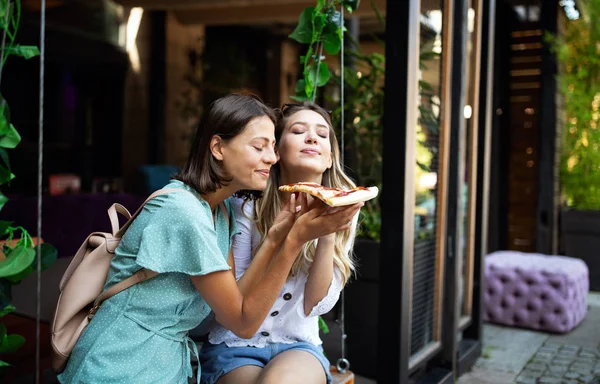 Ευτυχισμένες Νεαρές Γυναίκες Που Τρώνε Πίτσα Έξω Ταξιδεύουν Διασκεδάζουν Μαζί — Φωτογραφία Αρχείου