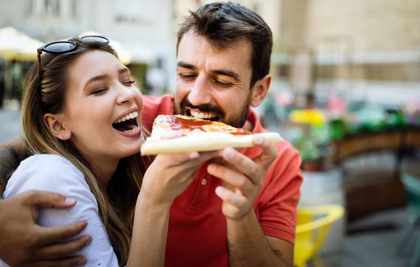 Ευτυχισμένο Χαρούμενο Ζευγάρι Τρώει Πίτσα Ενώ Ταξιδεύει Διακοπές — Φωτογραφία Αρχείου