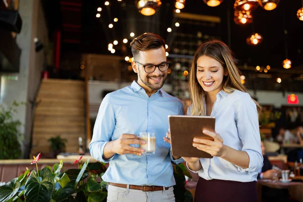 Erfolgreiches Unternehmen Mit Zufriedenen Mitarbeitern Modernen Büro — Stockfoto