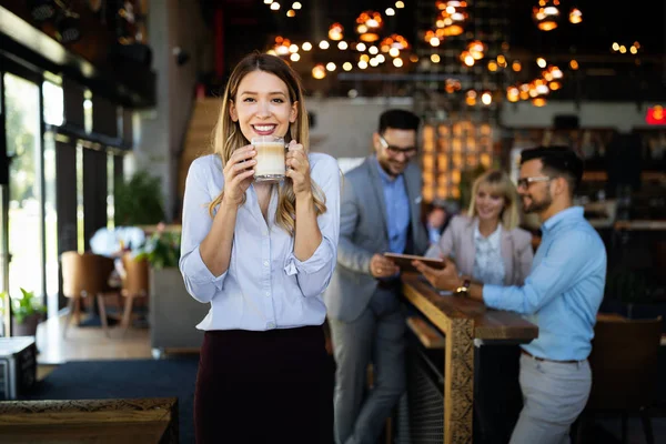 Colegas Negócios Felizes Conversando Durante Coffee Break — Fotografia de Stock