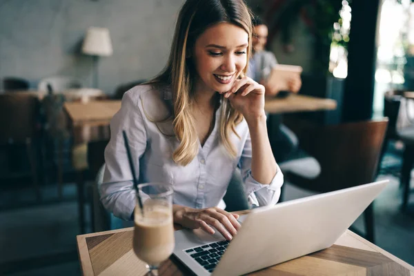 Porträt Einer Fröhlichen Jungen Geschäftsfrau Die Laptop Arbeitet — Stockfoto