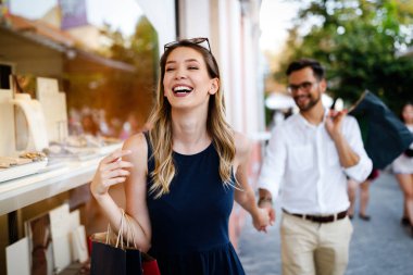 Sevgi ve eğlenceli yaz günü açık olan mutlu Romantik Çift