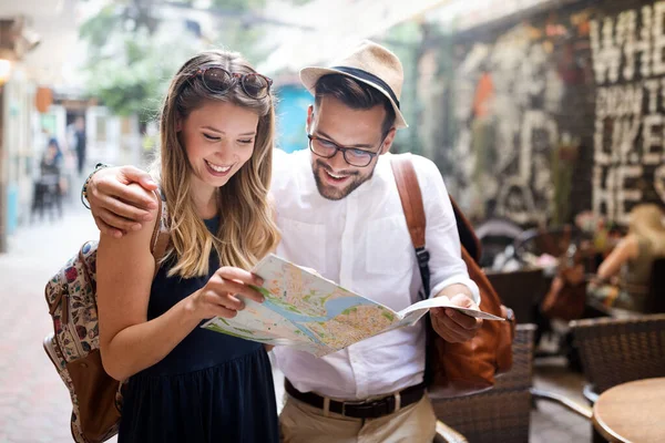 Vacaciones Verano Citas Concepto Turismo Pareja Sonriente Con Mapa Ciudad — Foto de Stock