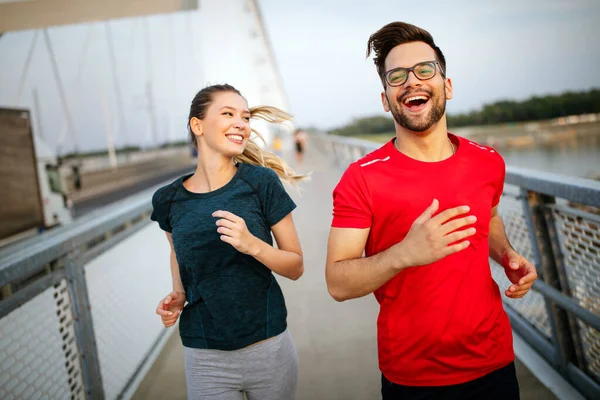 Glückliche Freunde Die Über Die Brücke Laufen Gesund Leben — Stockfoto