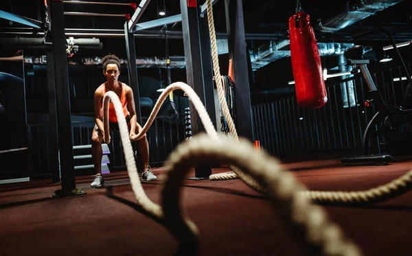 Fitte Frau Trainiert Mit Kampfseilen Fitnessstudio — Stockfoto