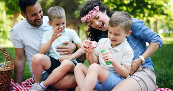 Familia Feliz Disfrutando Picnic Con Niños Naturaleza —  Fotos de Stock