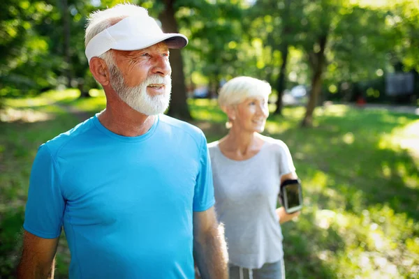 Couple Mature Senior Faisant Sport Extérieur Courant Dans Parc — Photo