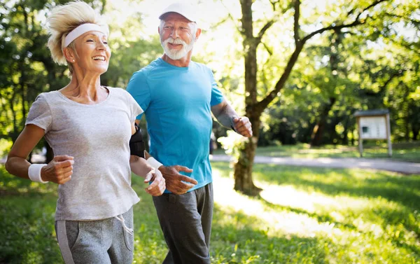 Heureux Couple Personnes Âgées Exerçant Pour Une Vie Saine — Photo