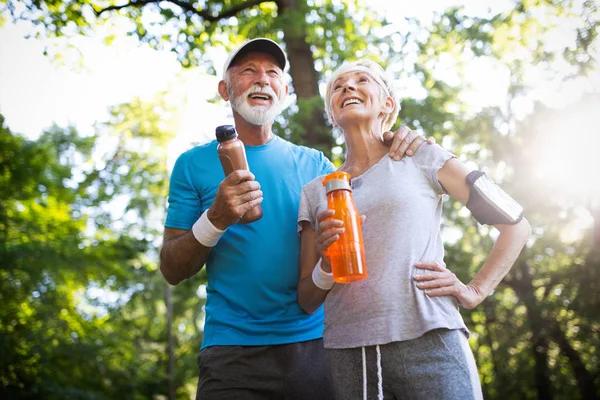 Senior Pareja Bebe Agua Para Reponer Energía Hidratar — Foto de Stock