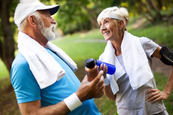 Schönes Seniorenpaar Joggt Der Natur Und Lebt Gesund — Stockfoto