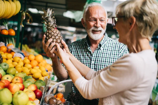 Apenas Melhores Frutas Legumes Casal Sênior Bonita Compra Alimentos Frescos — Fotografia de Stock